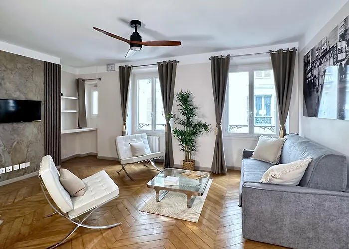 1581 Typical Luxurious Parisian Getaway