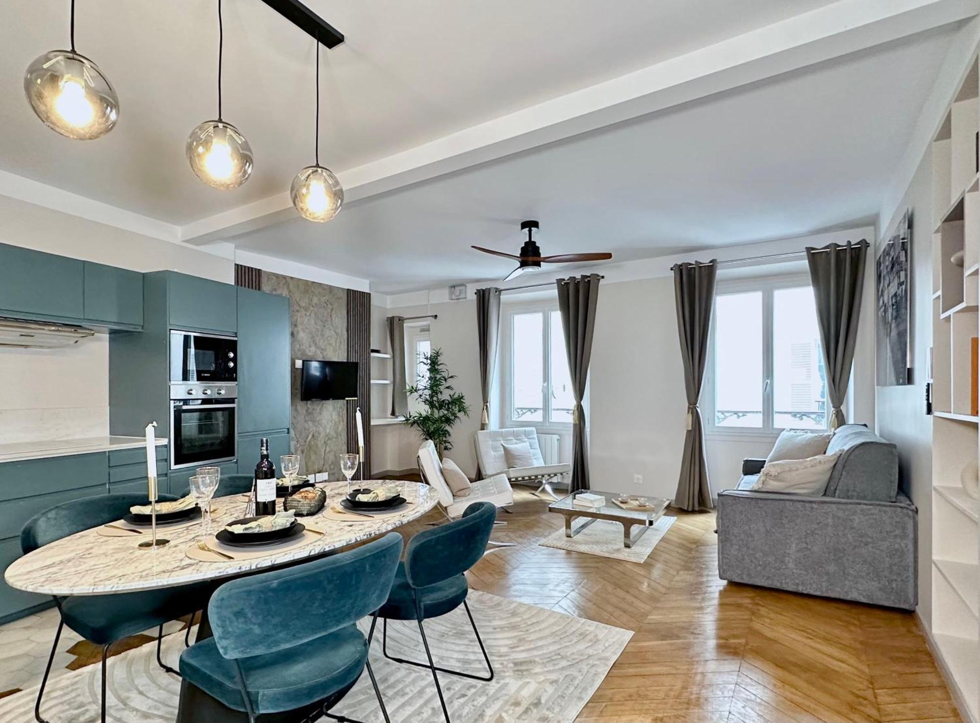 1581 Typical Luxurious Parisian Getaway *