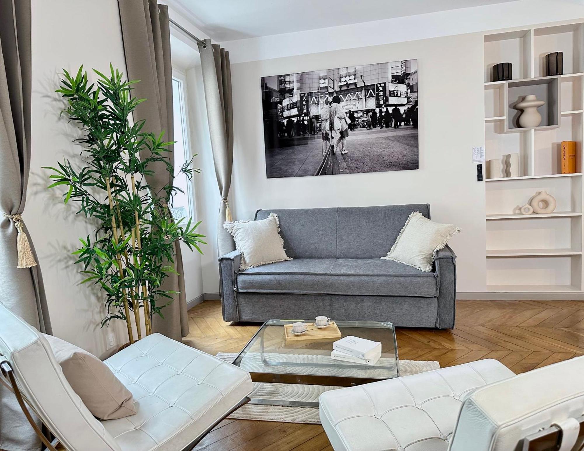 1581 Typical Luxurious Parisian Getaway *