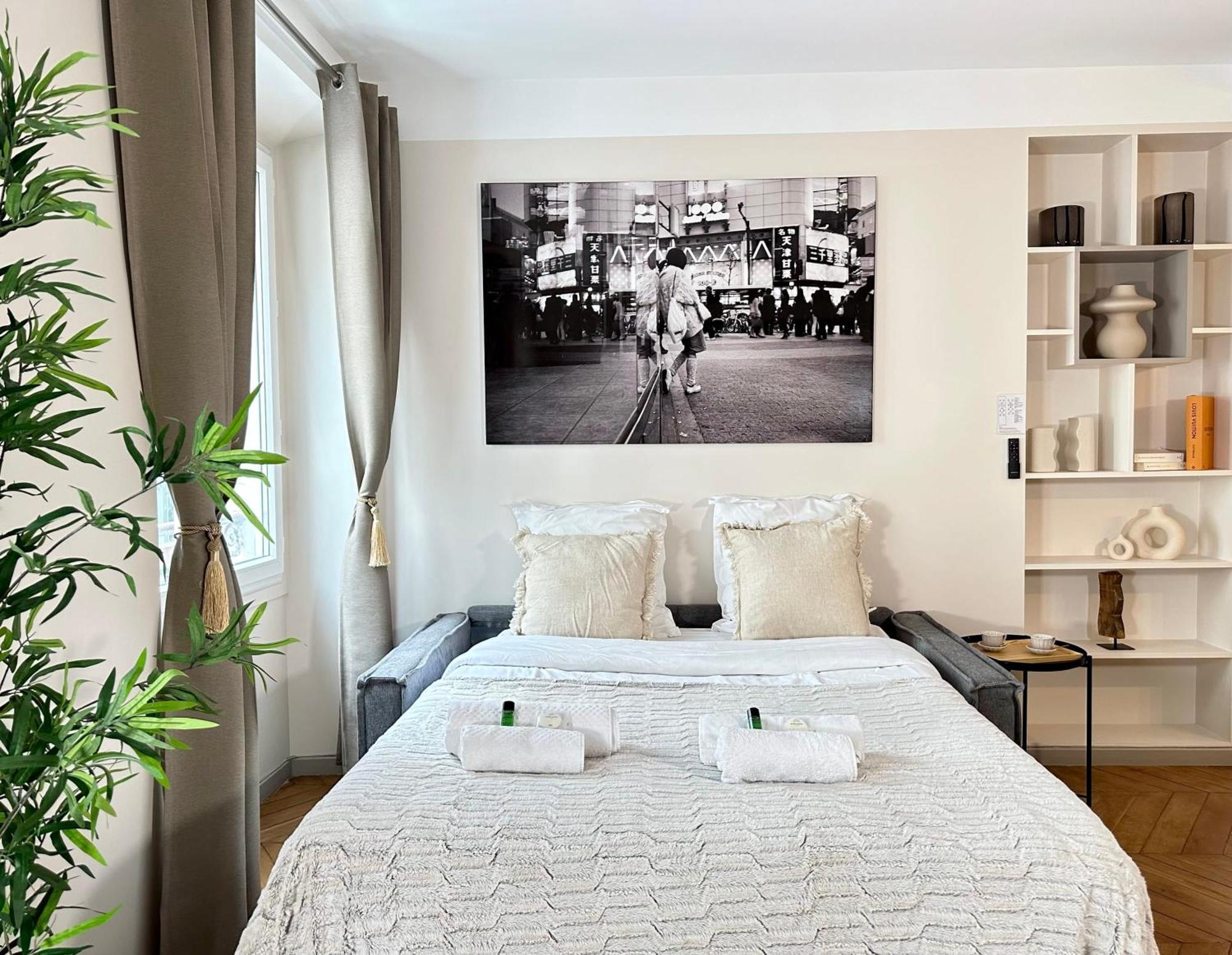 1581 Typical Luxurious Parisian Getaway *